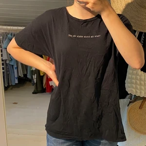 Svart t-shirt  - Svart t-shirt med tryck i storlek S. Stor garderobsrensning så kolla gärna in mina andra plagg, samfraktar gärna :) 