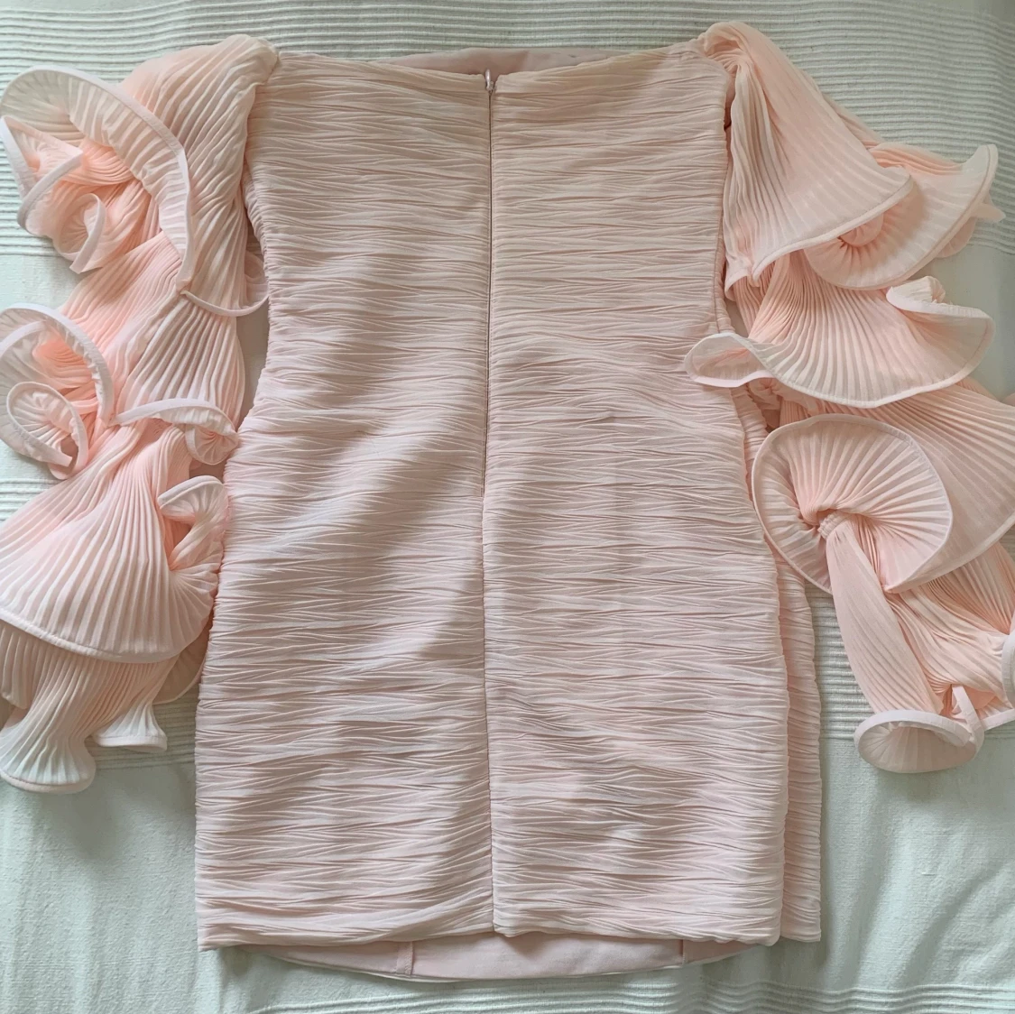 Hanna Schönberg x NA-KD Miniklänning Med Volangdetalj - 90