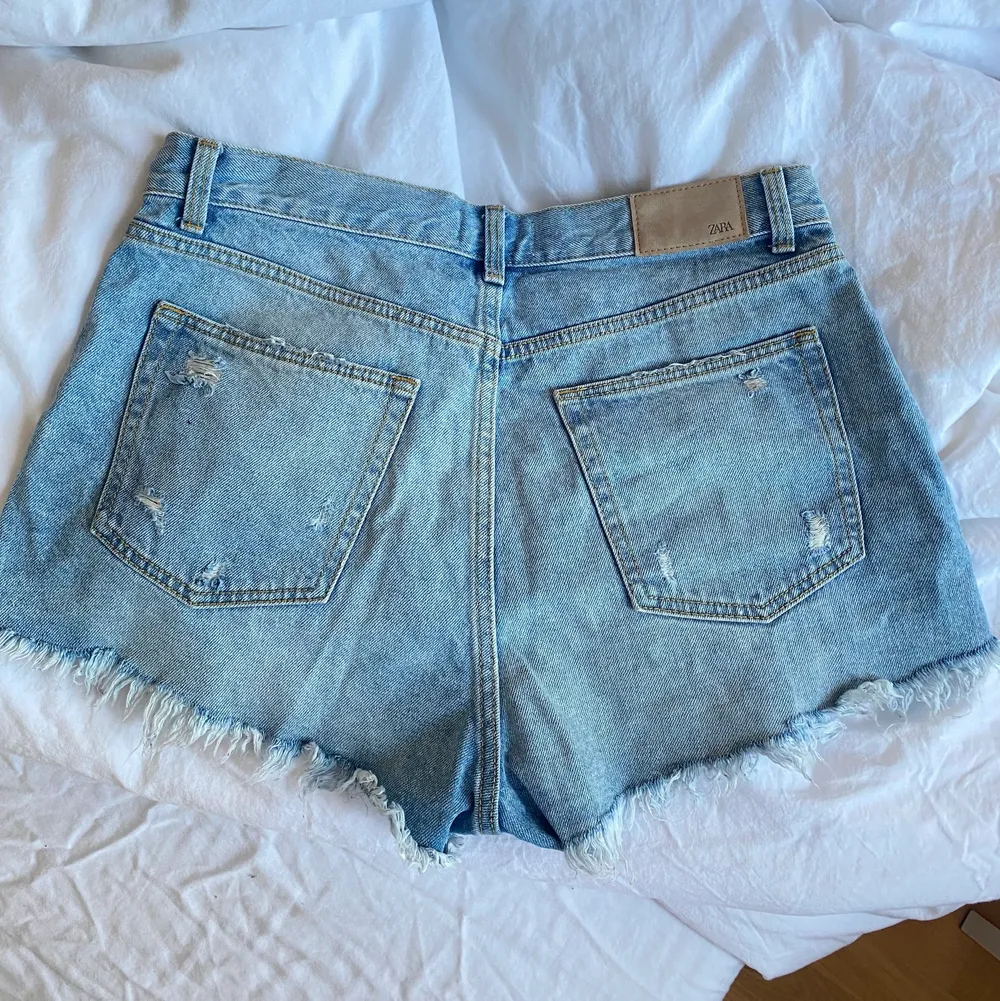 Ljusblå jeansshorts från zara. Säljer pga de inte kommit till användning. Dom är använda ca 3gånger, som helt nya. Köparen står för frakten 💙. Shorts.