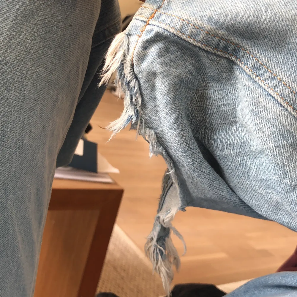 Jeans från Nakd som inte kommer till användning längre. Superlånga på mig som är 166 cm vilket har gjort att jag trampat sönder dem (se sista bild), men eftersom de är så pass baggy syns det inte när man har på sig dem. . Jeans & Byxor.