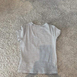 ‼️randig t-shirt‼️ - 🌟säljer denna underbara randiga trendiga t-shirten från hm i storlek 134/140
