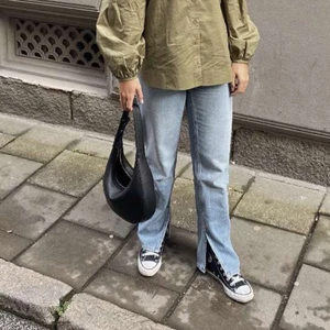 Jeans med slitits  - Super fina jeans med slits nertill, storlek 38. Använda ca 2  gånger, som nya ❤️