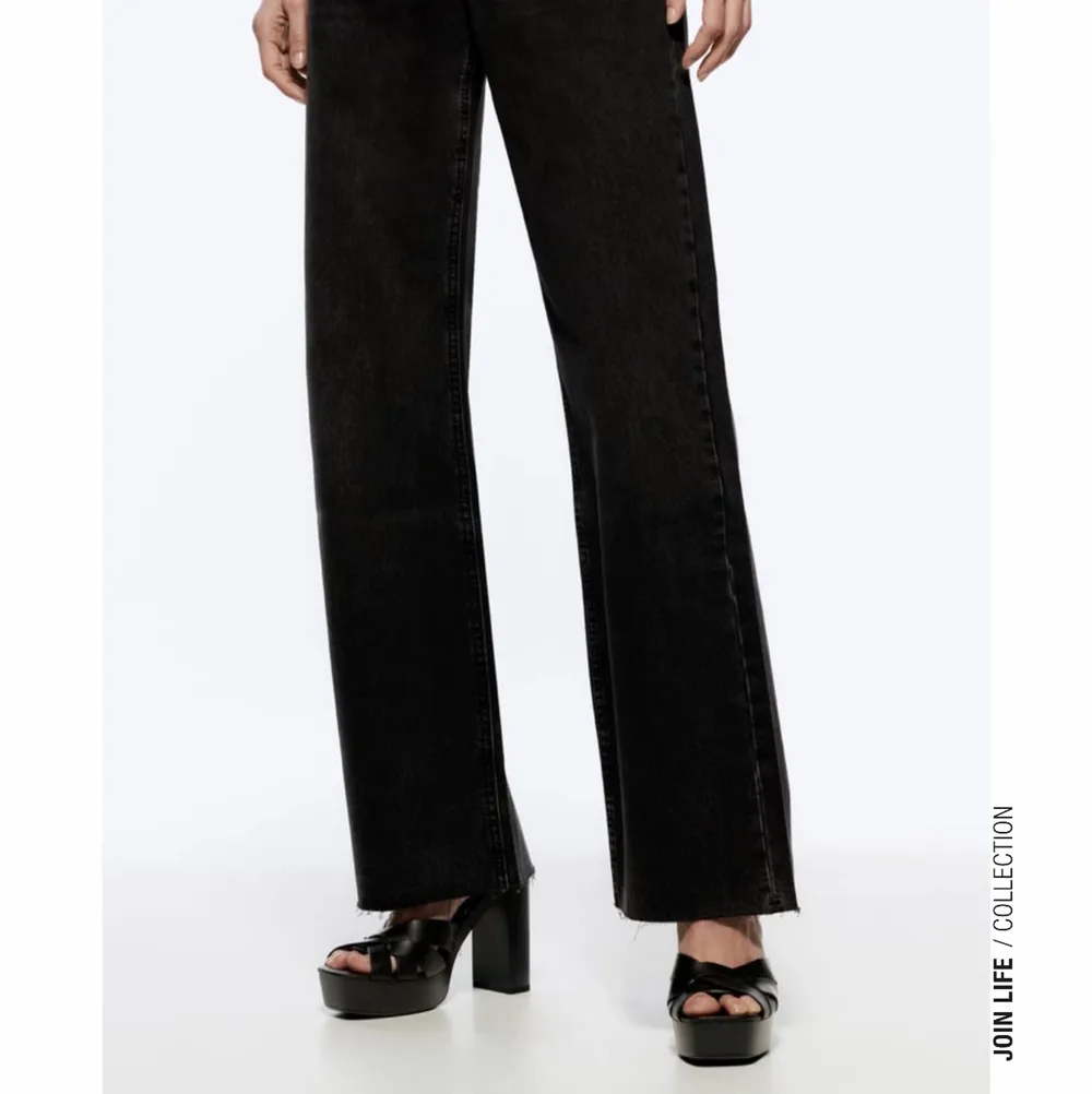 Super fina svart/gråa raka jeans från zara. 👖                                          helt oanvända prislapp kvar 🖤. Jeans & Byxor.