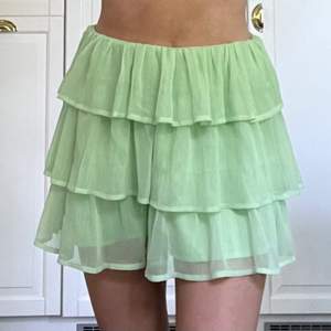 Grön kjol som är köpt förra sommaren på vero moda och är använd fåtal gånger. På den första bilden har jag vikt upp kjolen som också går att göra. Man ser färgen tydligast på bild 1 och 3! Det är bara att skriva till mig ifall du har någon fråga!💖
