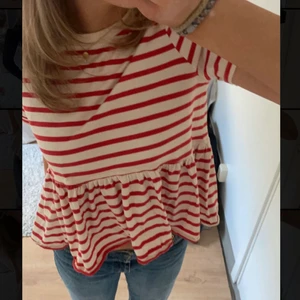 Randig tröja - Supersöt randig tröja med volang från zara