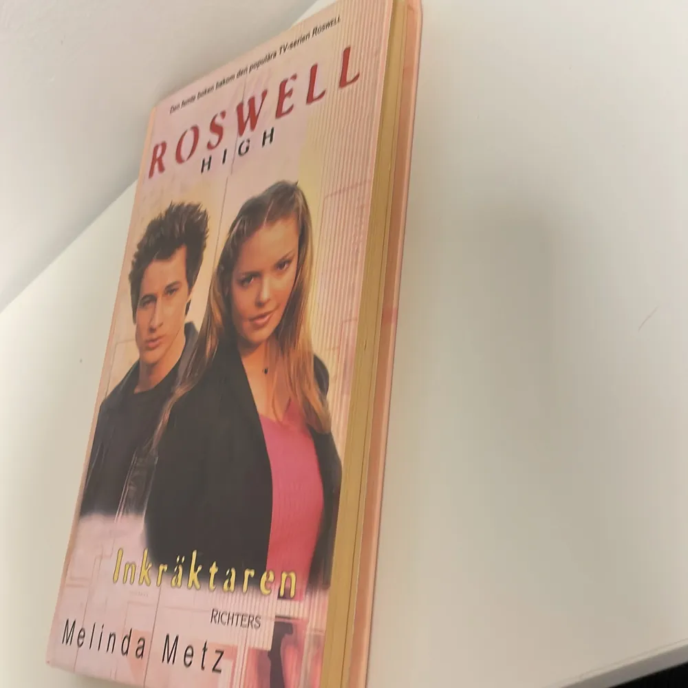 En bok på svenska vid namn ”Roswell High” av Melinda Metz. Övrigt.