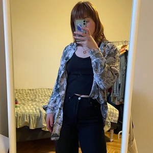 Skjorta - Snygg skjorta som ej längre kommer till användning. Herrstorlek S som är lagom oversize på mig som brukar ha XS-S. Pris kan diskuteras vid snabb affär:)