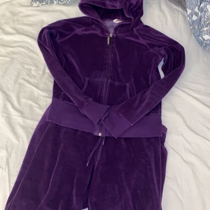 Lila mjukissett - Super fint och coolt juicy couture liknade sett,storlek s❤️