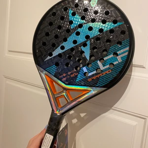 Padelrack  - Supersnygga oanvänt padelrack oöppnad  i original förpackning. Säljer för att den inte används och inte har kvittot kvar. Kan prutas rätt så mycket