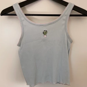 Linne - Supergulliga linne med en kaktus på. Storlek s! Köpt via Plick så vet ej vad det är för märke. Säljer då jag inte får användning för den. Köparen står för frakten 🫂💕 