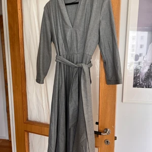 Zara dress  - Never worn  Zara full skirt dress  Soft grey fabric  Size l fits size 40-44 eu 