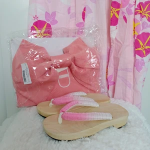 Kimono - Ett super gulligt vår,sommar festival.                Yukata (kimono set) ink: japanska skor (Geta) i storlek 39 samt strumpor och Obi bälte i matchande färger.🌸🌸