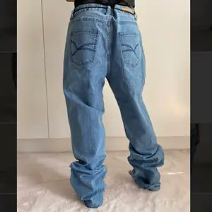 Säljer dessa skit snygga baggy lågmidjade jeans