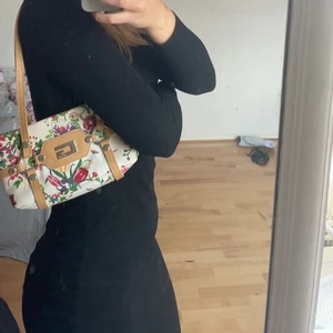 Blommig väska  - Skriv vad ni är villiga att betala 