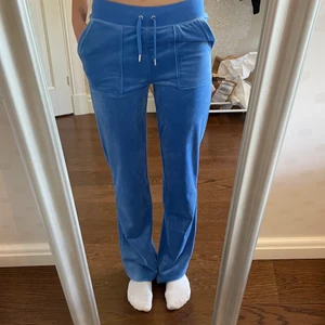 Juicy couture byxor - Kollar intresset på dessa fina Juicy byxorna i den knall blåa färgen💙 dom är aldrig använda (endast testade) och ligger bara hemma i garderoben. Säljer endast om jag får ett bra bud! Kom privat för fler frågor och funderingar (byxorna har inga fläckar osv (spegeln som är skitig) 💞💞