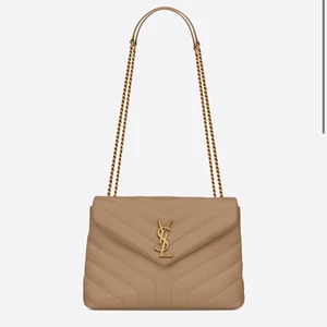 Ysl väska - Jag säljer nu min ysl loulou bag i storlek small, den är så fin och verkligen en perfekt väska till vår och sommaren. Den är köpt i höstas och är i färgen Taupe, man kan både ha den som på första bilden (på axeln) och som crossbody (andra bilden). Äkthetsbevis, låda, dustbag och kvitto medföljer även vid köp! Nypris i kronor är ca 22000kr (2100 €). Tar inte emot bud under 16000kr, då den är som ny! (Köp direkt för 18000kr)