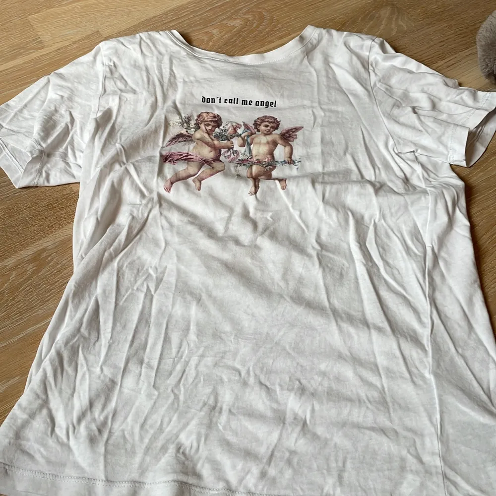 Säljer en vit t-shirt med änglar på, säljer då jag inte använder den💗💞 stryker innan jag skickar iväg❤️ skriv dm för frågor😊. T-shirts.