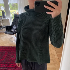 Polo tröja - Så nice mörkgrön polo tröja från Jacqueline de yong.