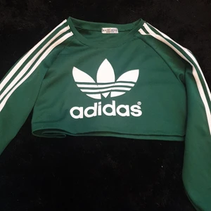 Green Adidas crop top sise: S - Its a Green crop top with long sleven, has stripes on the arms 