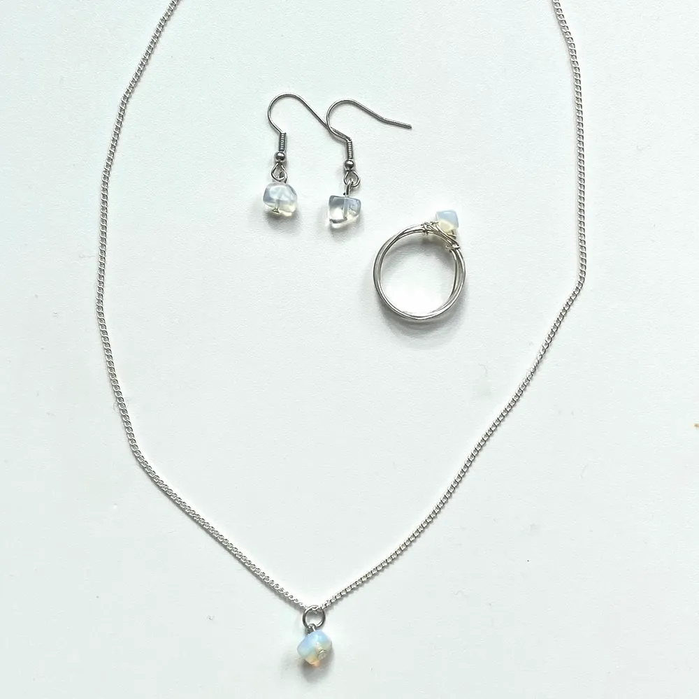 Smyckesset med halsband, ring och örhängen med kristallchips av halvädelstenen opalite🤍 går även att köpa separat🤍 nickelfritt!. Accessoarer.