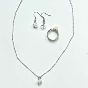 Smyckesset med halsband, ring och örhängen med kristallchips av halvädelstenen opalite🤍 går även att köpa separat🤍 nickelfritt!