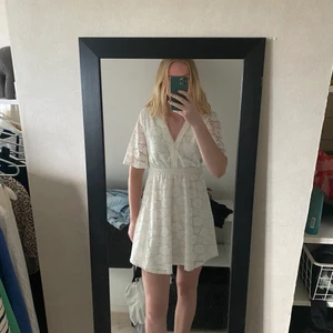 Vit klänning från vila - Rensar garderoben! Säljer en vit klänning, perfekt till student och skolavslutning. Endast använd en gång under studenten. Strl 38. Jag är 184 cm lång. 