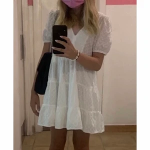 Klänning - (Första bilden är lånad) En jättefin klänning från zara som är köpt här på plick. Säljer då den tyvärr var för kort för mig 💗 180 kr + frakt