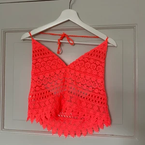 Virkat linne!🤩 - Säljer ett så somrigt och fint virkat linne i storlek 38!💞 Köptes på hm för något år sen för 229kr och är helt slutsåld! Säljer endast för 110kr + frakt, knappt använt!💓🤩 