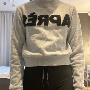 Grå sweatshirt - Säljer en tröja från bikbok då den inte kommer till användning längre💕 Är använd men fortfarande i bra skick💕 Tror inte den går att köpa på bikbok längre och säljer den för 84kr +66kr i frakt så totalen för tröjan blir 150kr💕 Skriv privat vid intresse