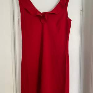 Röd klänning från fransk butik. Storlek small