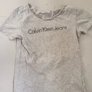 Calvin Klein t-shirt strl M - Ck tröja i bra skick. 