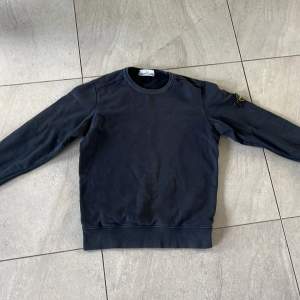 Mörkblå Stone island crew neck Storlek S (small) Säljs pga att den är för liten Skick 8/10