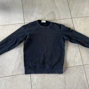 stone island crew neck - Mörkblå Stone island crew neck Storlek S (small) Säljs pga att den är för liten Skick 8/10