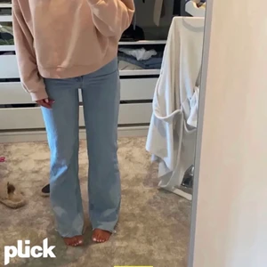 Zara jeans - Säljer dessa jeans från Zara, köpte av en annan tjej på Plick. Dragkedjan är sönder men jag brukar sätta en snodd i ett hål och sedan dra över snodden på knappen. Annars är det i väldigt fint skick. Frakt tillkommer 😊