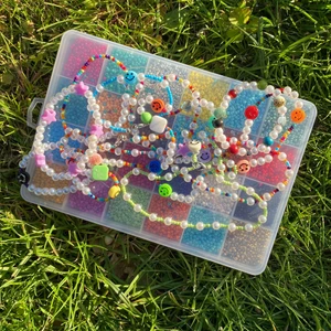 Pärlade halsband  - Pärlade halsband, armband eller phone charms. Går att välja design, färg, längd och pärlor. Armband: 25kr Halsband: 50kr phone charm: 25kr.