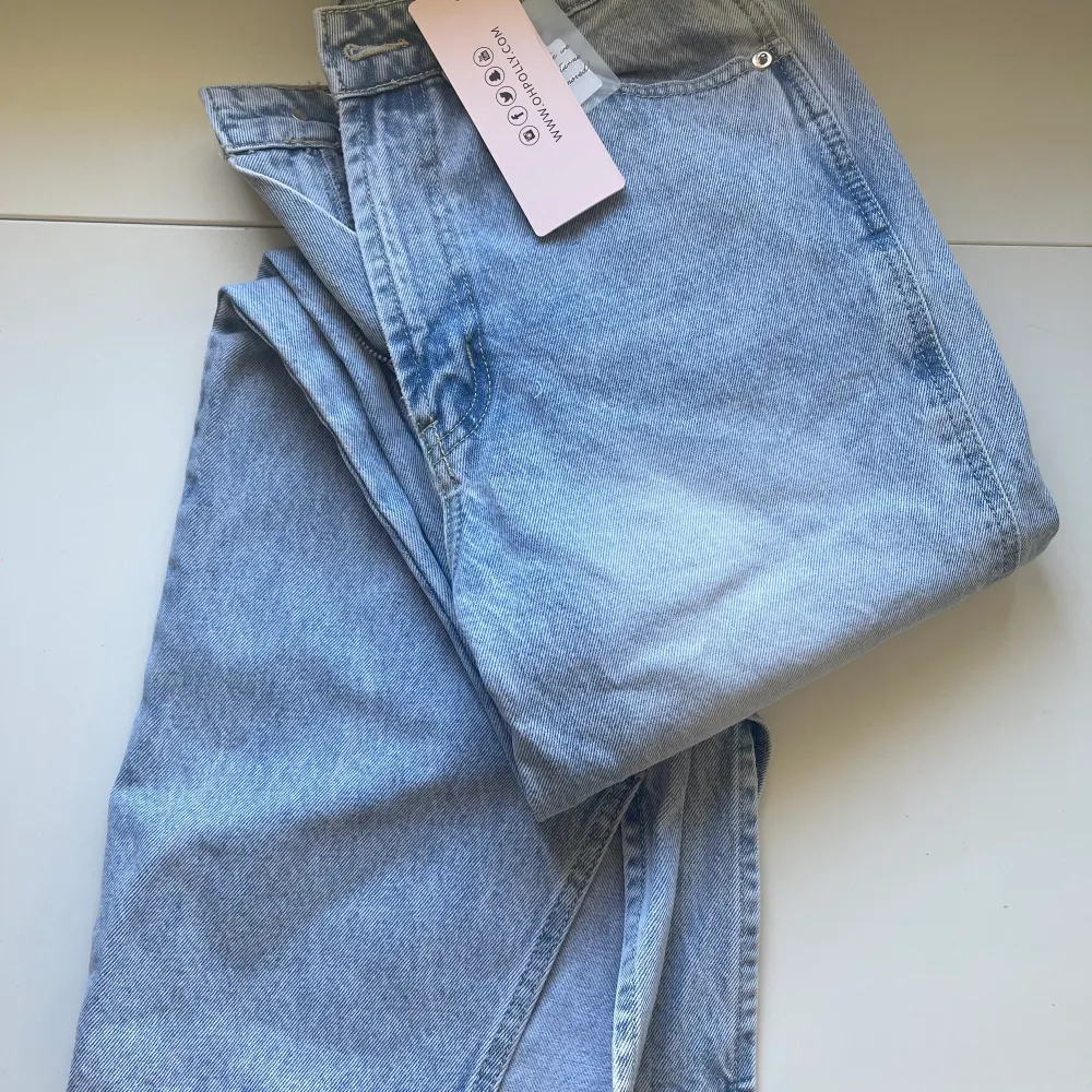 Köpte dessa super snygga jeans från oh polly men tyvärr har de inte kommit till någon användning än. Köpta för 550kr + frakt men säljer de nu för endast 300kr inklusive frakt. Jeans & Byxor.