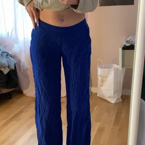 Blå linnebyxor  - Säljer ett par ascoola blå linnebyxor från mango, lågmidjade, ner till fötterna på mig som är 173 cm lång.