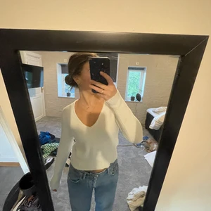 Stickad tröja - En v-ringad stickad tröja från zara köpt för 2 år sen men sparsamt använd. Super mjuk och passar till allt! I storlek S