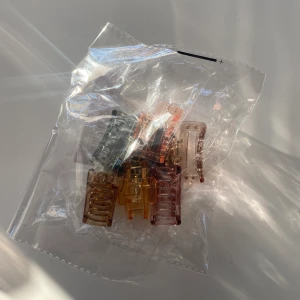 Små hårklämmor! - 6st små hårklämmor, helt oanvända i sin förpackning! Säljer alla för 10kr, frakt 13kr!