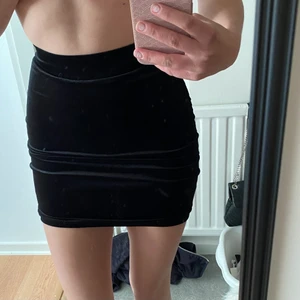 Kjol Rebecca Stella  - Svart ”sammet” kjol från Rebecca Stella storlek xs