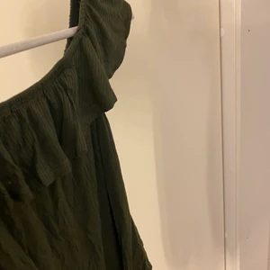 body - Jättesnygg grön ribbad body, vet tyvärr inte vart den är ifrån, vet heller inte vilken storlek det är men skulle själv säga S 💚 aldrig använd så mycket fint skick! 80kr + 66kr frakt! 