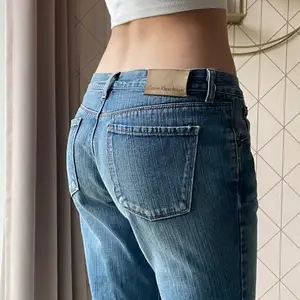 Skit snygga låg midjade Calvin Klein jeans. skriv jättegärna om du har några frågor!❤️❤️❤️💗💗💗