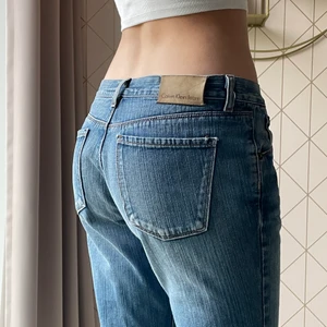 Låg midjade jeans  - Skit snygga låg midjade Calvin Klein jeans. skriv jättegärna om du har några frågor!❤️❤️❤️💗💗💗