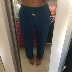 Linnebyxor - Blå i storlek L men passar mig som har s