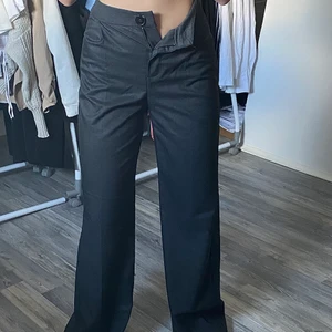 Bershka kostymbyxor - de är för små för mig går inte att knäppa, storlek 34 men skulle säga 32, prislapp kvar helt oanvända & köparen står för frakten💕