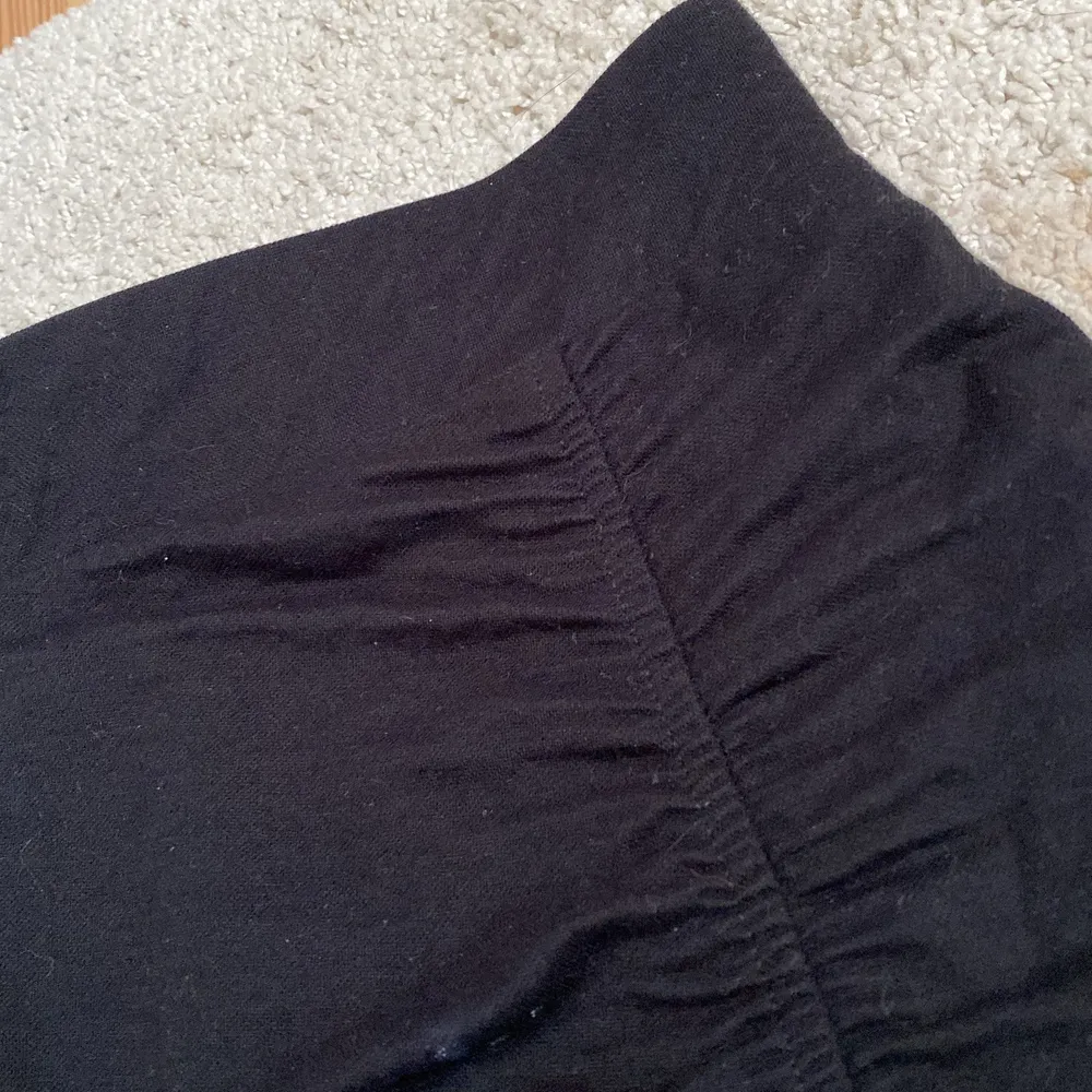 Svart kjol med volang köpt från Gina tricot förra sommaren💕 Kontakta för fler bilder. Kjolar.