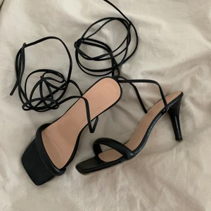 Klackar med snörning - Klackar med snörning i storlek 38. Hittade inte bilden på hemsidan, men det är likadana som dom på bilden fast i svart. Pris 100kr, köparen står för frakt☺️