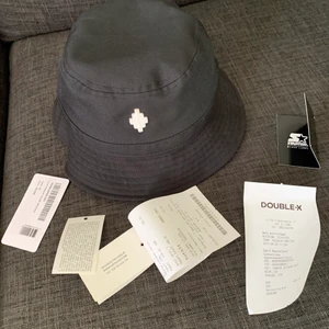 Marcelo burlon bucket hat - O/S Använd tre gånger, köpte den ny för 1200kr. Gillar den väldigt mycket men den kommer tyvärr inte till användning. Start pris 650kr, buda i kommentarerna.