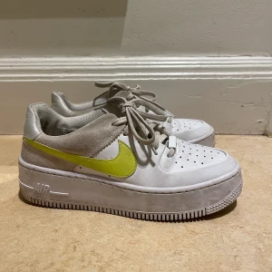 Nike air force  - Säljer ett par Nike air Force i strl 37,5. Säljer för 400kr inkl frakt. 