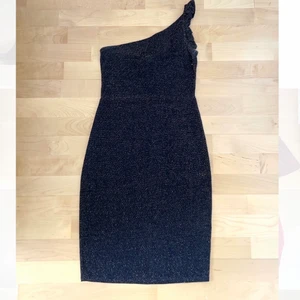 Glittrig tight klänning - Glittrig tight klänning 🖤 Jätte fint på kroppen 🖤 Strech 🖤